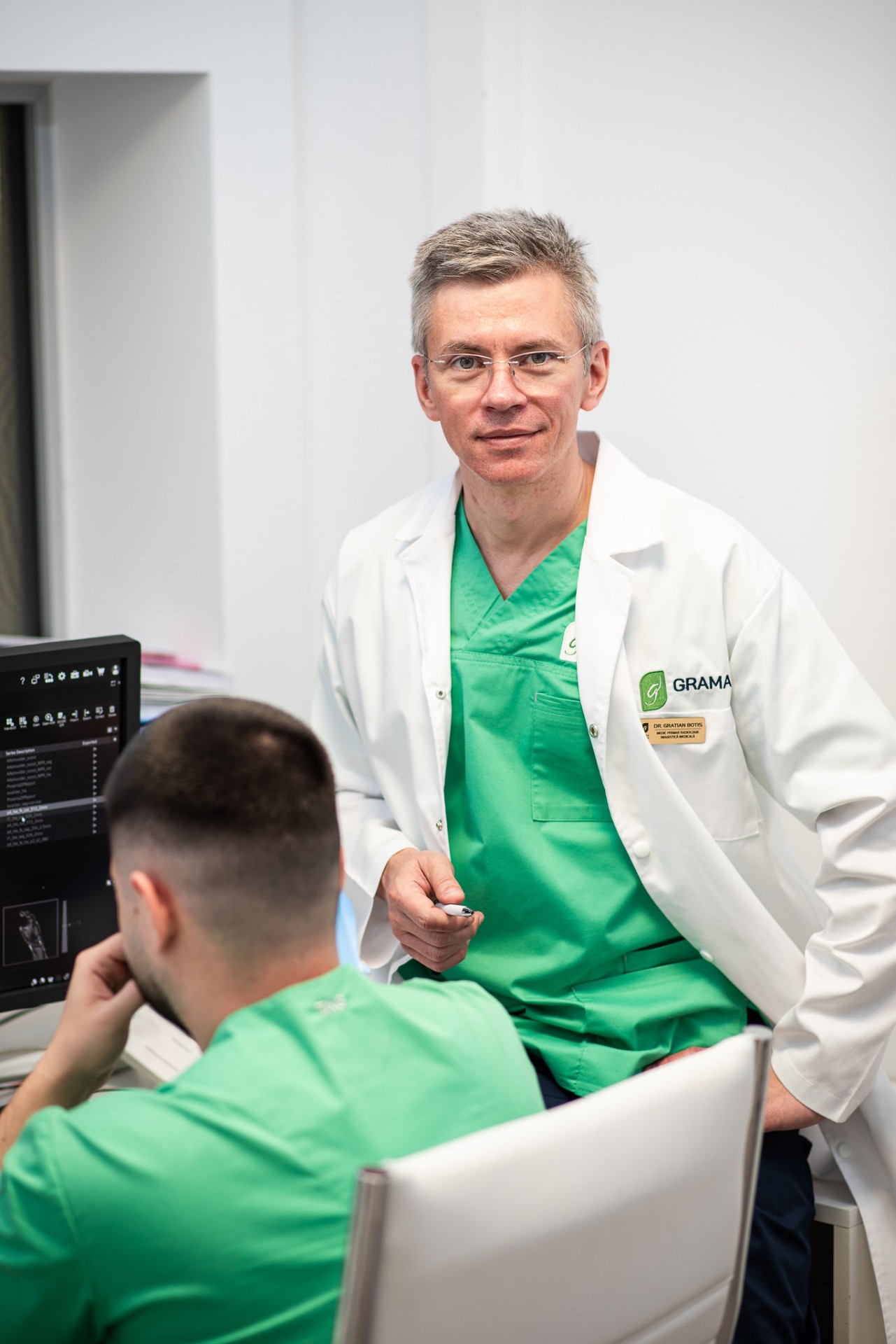 Dr. Grațian Botiș la consola RMN în Clinica GRAMA