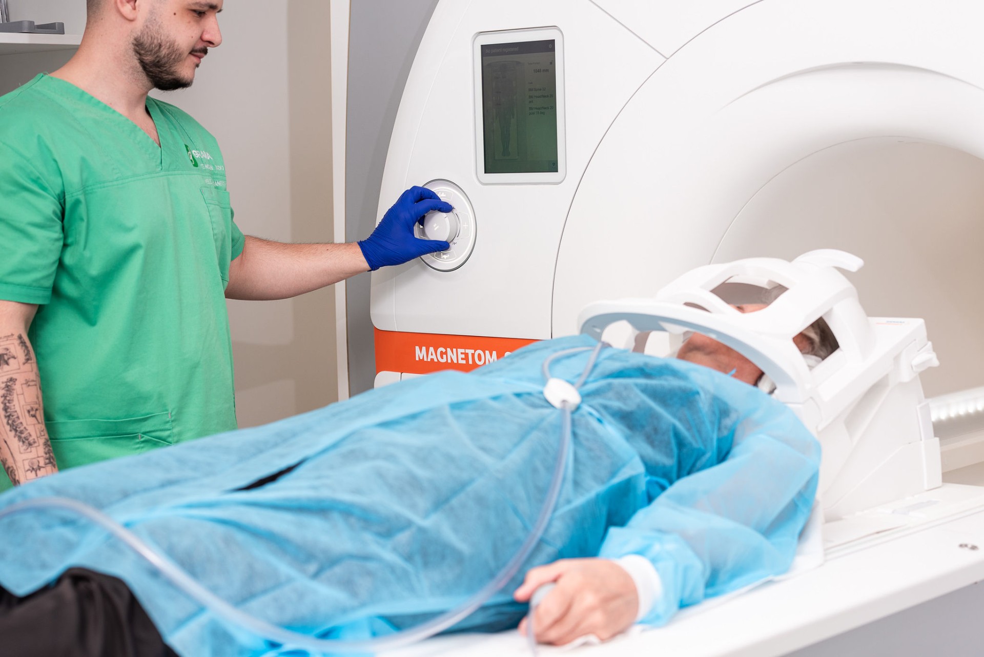 Tehnician Clinica GRAMA la consola Siemens Magnetom Sola