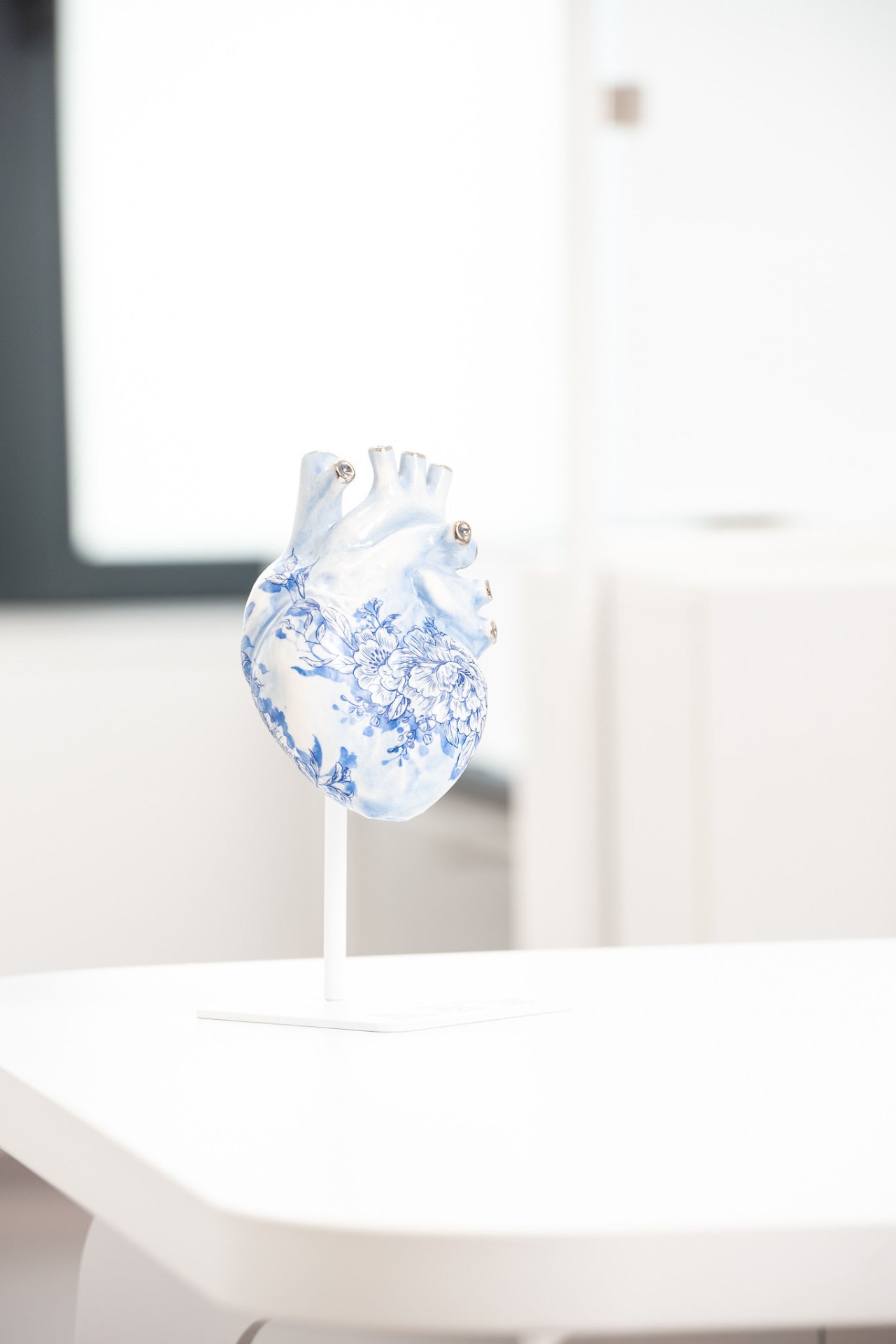 Sculptură ceramică a unei inimi decorative, detaliu din interiorul Clinicii GRAMA Baia Mare