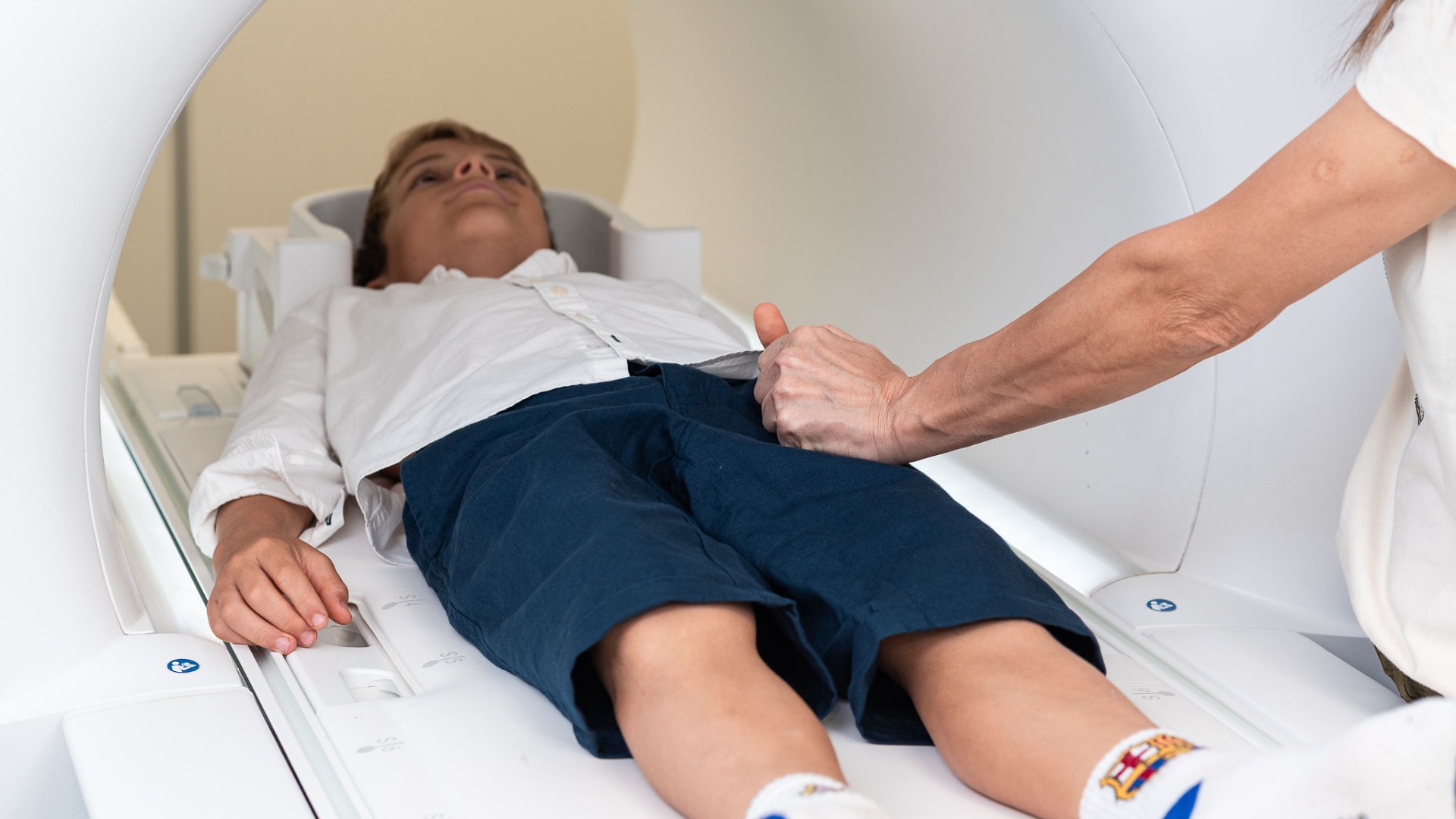 Examinare RMN pediatrică - copil pregătit pentru investigație la Clinica GRAMA