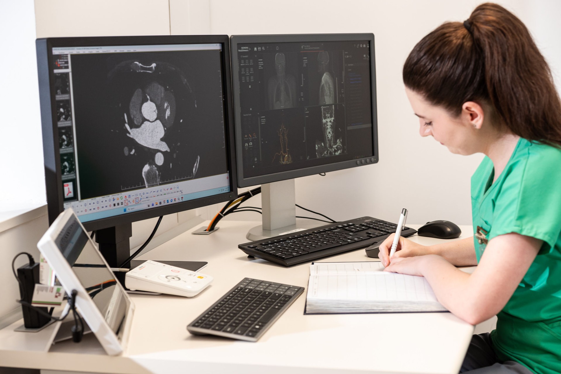 Medic radiolog interpretează imaginile CT la stația de lucru, inclusiv reconstrucții AngioCT - Clinica GRAMA