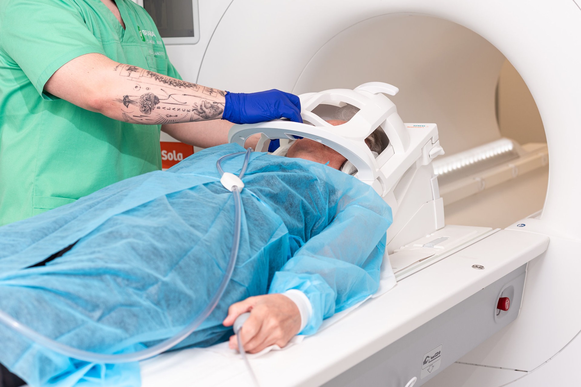 Tehnician Clinica GRAMA pregătește pacientul cu bobina craniană la Siemens Magnetom Sola